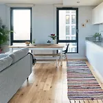 Beautiful 1 Bedroom With Balcony Near Mile End