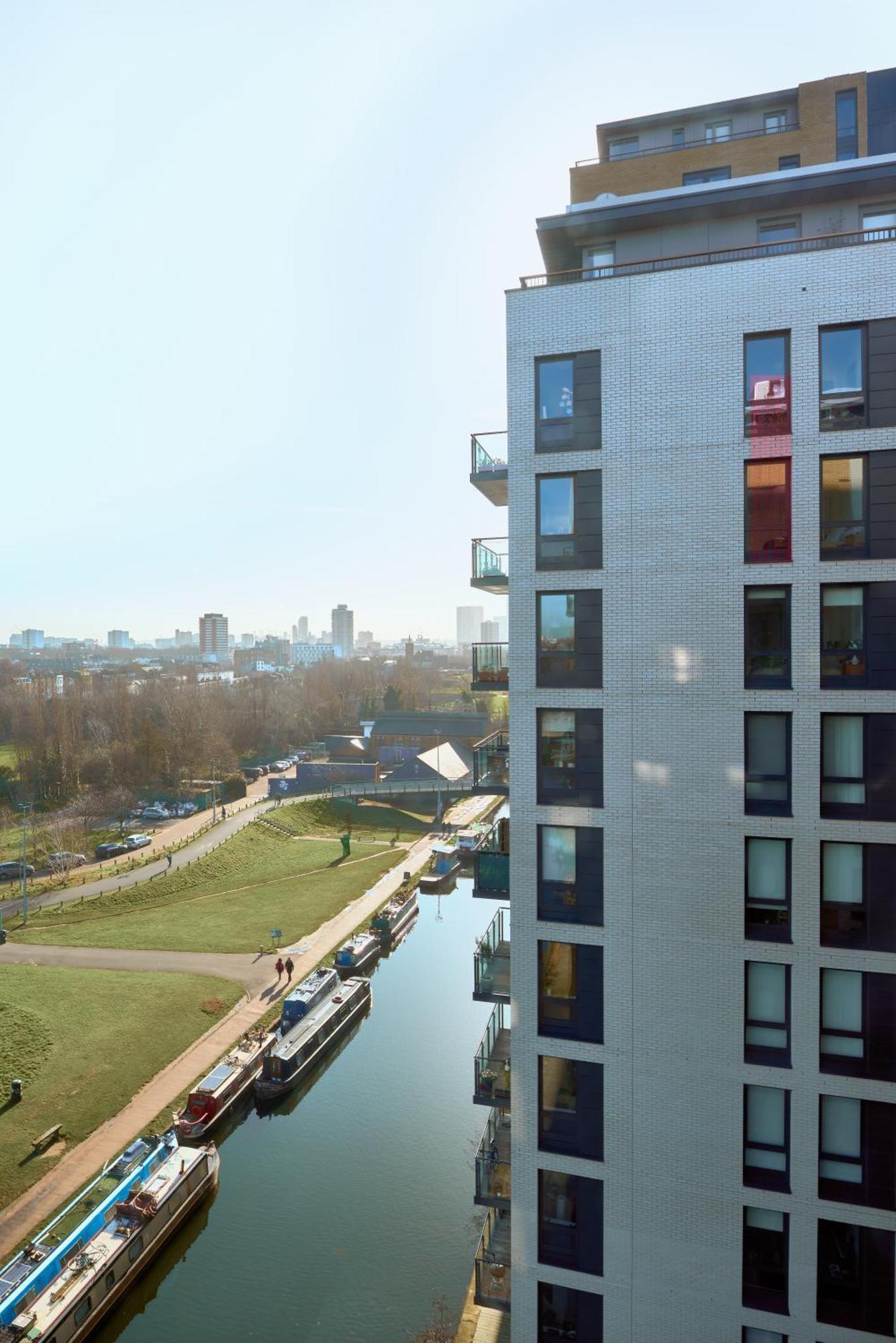 Beautiful 1 Bedroom With Balcony Near Mile End Appartamento Londra