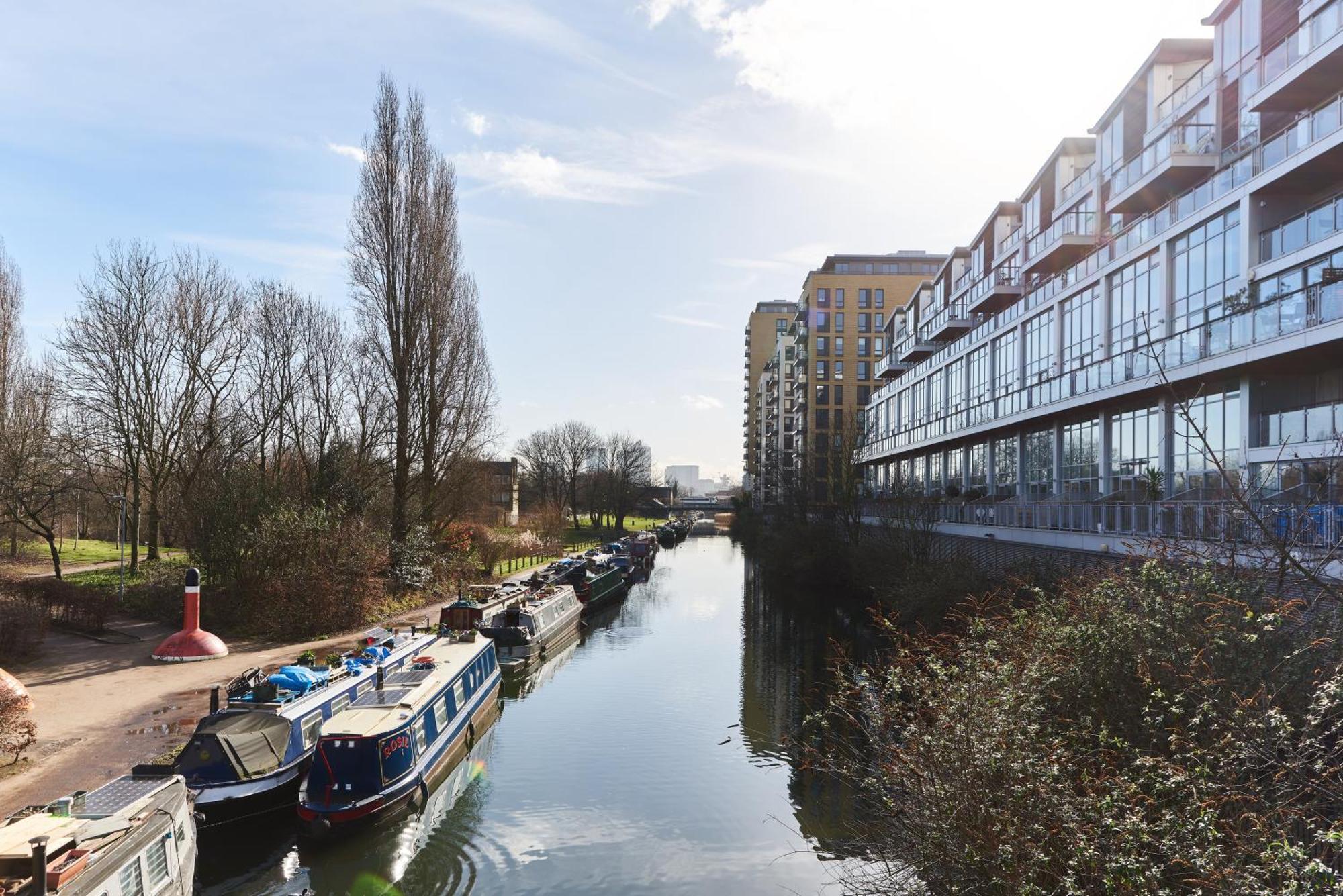 Beautiful 1 Bedroom With Balcony Near Mile End Appartamento Londra