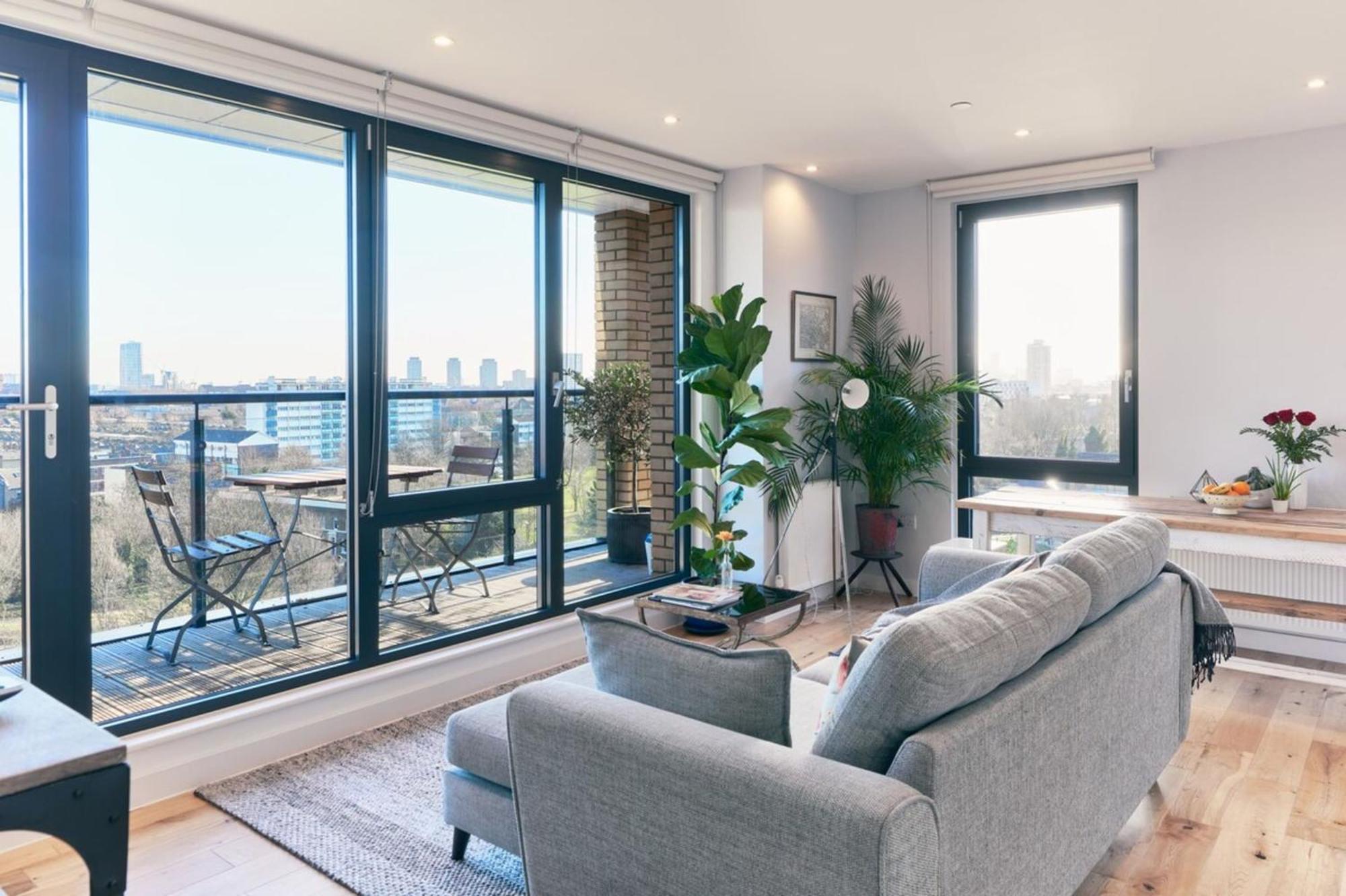 Beautiful 1 Bedroom With Balcony Near Mile End *